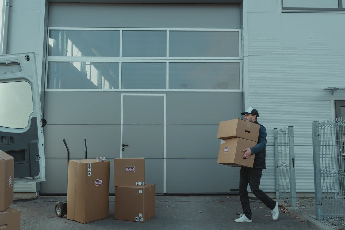 A professional mover carrying boxes to a truck