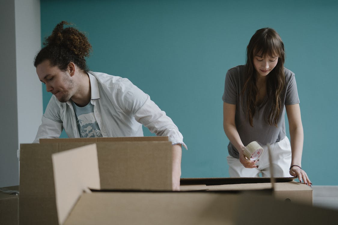 employees-packing-supplies