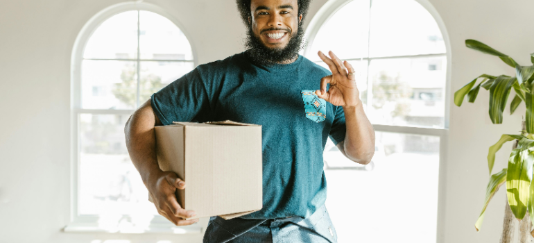 mover helping parents that are moving with a newborn